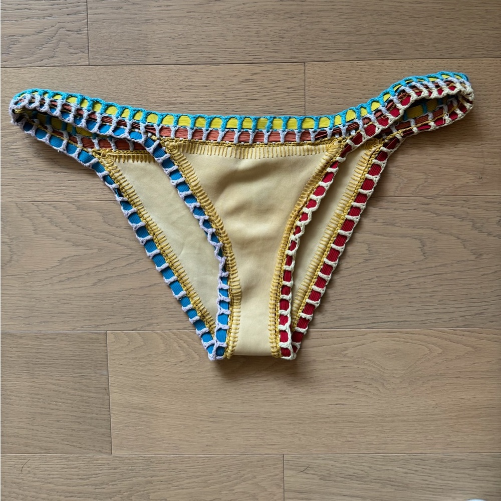Kinni Luna yellow multi color bottom